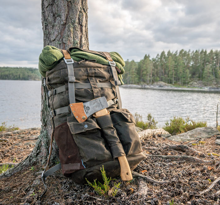 gepackter Rucksack für Outdoorabenteuer Bushcrafter Rucksack an Seeufer